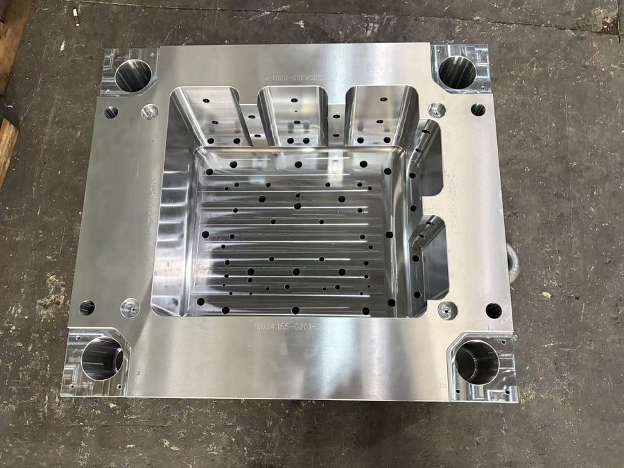 Thick B-plate over 500 mm machined at Hsingchao Mould