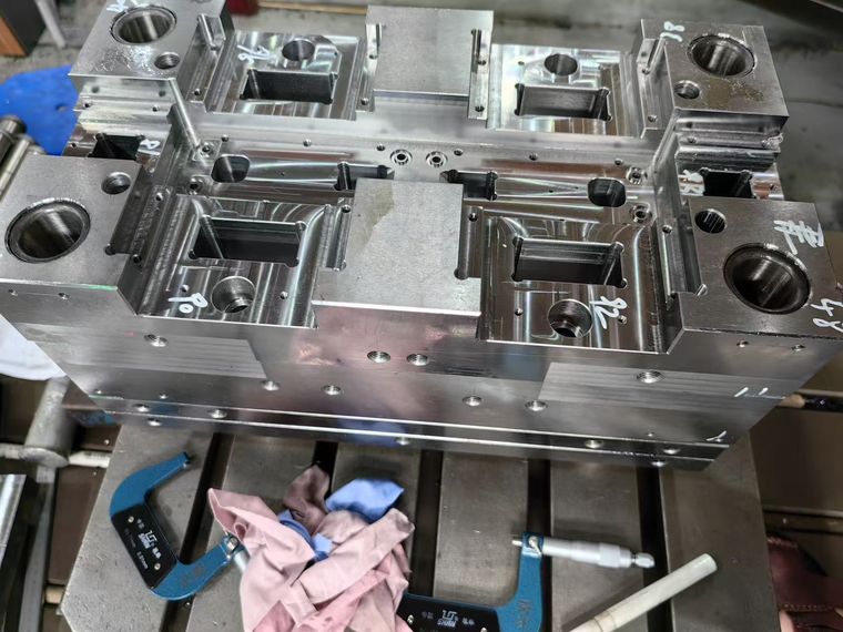 Large four-cavity mold core clamped on a machine table